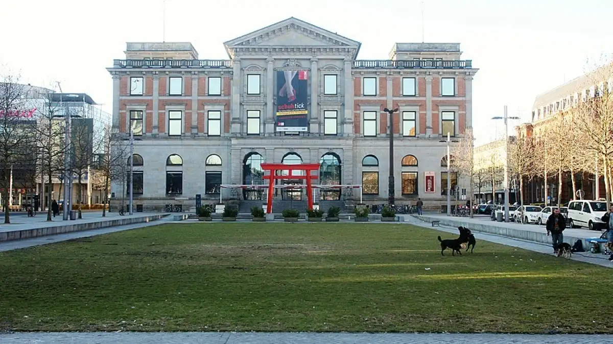 Kardiologe Zeitz Platz Der Deutschen Einheit "Platz der Deutschen Einheit" vor dem Überseemuseum