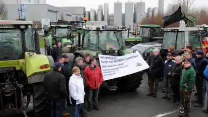 Im Februar 2016 protestierten Bauern vor dem DMK-Werk in Edewecht.