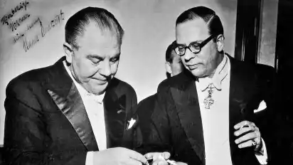 Hans Hedtoft und Georg Ferdinand Duckwitz 1953 bei der Verleihung des höchsten dänischen Ordens an Duckwitz.