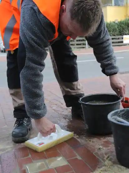 Andreas Schucht baute gestern die beiden Stolpersteine wieder ein.