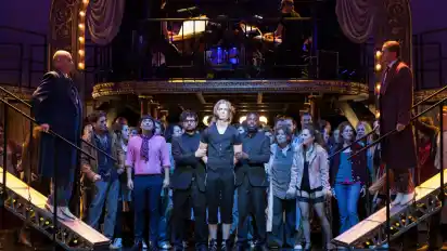 Oedo Kuipers (Mitte) als Jesus begeistert genauso wie der Rest des Ensembles im Musical "Jesus Christ Superstar" am Oldenburgischen Staatstheater.