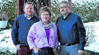 Pfarrer Meik Barwisch (von links), Monika Lund und Markus Lund von den Alt-Katholiken freuen sich auf den neuen Dekan.