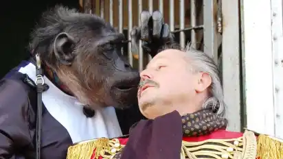 Robby und Zirkus-direktor Klaus Köhler. Wie ein Familienmitglied gehört der Schimpanse seit Jahrzehnten zur Zirkustruppe. Damit soll nun Schluss sein.