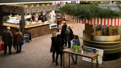 Im Zentrum der Markthalle steht der Kiefert-Kultimbiss – noch ist er leer. Spätestens im April soll es einen Betreiber geben.