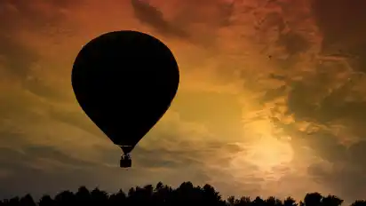 Gutscheine, die nie eingelöst werden, und ein Netz aus dubiosen Firmen: Ein Anbieter von Ballonfahrten steht in Niedersachsen vor Gericht. (Symbolbild)