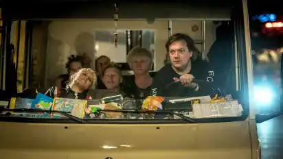 Wenn die anderen schlafen gehen, ist Karl Schmidt (Charly Hübner) schon wieder wach. In "Magical Mystery" sorgt er dafür, dass alle nach der Party sicher ins Bett kommen.