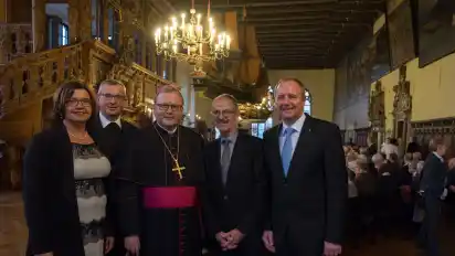 Das katholische Büro und die Caritas Bremen hatten zum Willehad-Empfang und zum Festakt 100 Jahre Caritas ins Rathaus eingeladen. Von links: Martina kleine Bornhorst (Caritas-Vorstand), Propst Martin Schomaker, Bischof Franz-Josef Bode, Prälat Peter Neher und Martin Böckmann (Caritas-Vorstand).