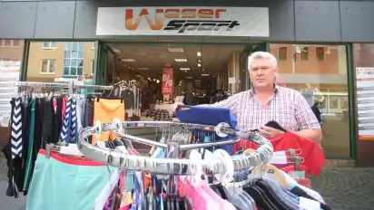 Gilbert John verkauft jetzt Sportmode mitten in der Fußgängerzone. Der Umsatz, sagt er, ist gestiegen – aber nicht so wie erhofft.