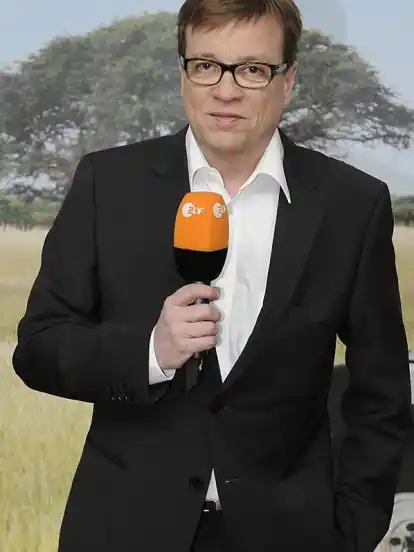 Glaubt an England und Brasilien im Finale: Endspiel-Kommentator Béla Réthy in Hamburg vor südafrikanischer Fotowand.