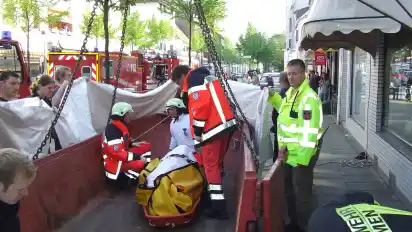 Sensationslust ohne Grenzen: Immer häufiger muss die Feuerwehr in Bremen Unfallopfer mit Decken vor neugierigen Blicken und Kameras schützen.