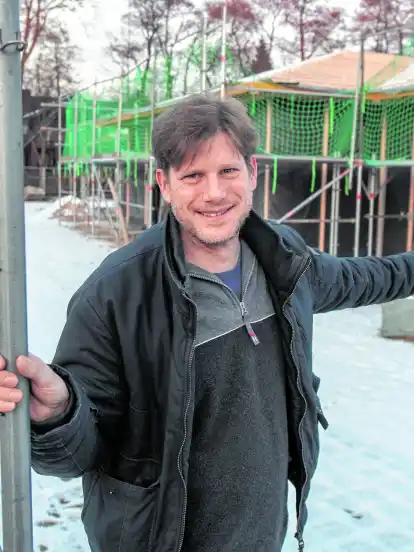 Bauleiter Björn Kracht koordiniert den Neubau am Gesundheitszentrum.