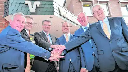 Die neue Führung der Vereinigten Volksbank: Klaus Poppe (links) und Dierk Schwarting (2.v.r.) gehören dem Aufsichtsrat an. Sascha Knaack (zweiter von links), Jürgen Kikker (3.v.l.) und Oliver Frey (3.v.r.) bilden den Vorstand. Bodo Hedemann (rechts) geht in den Ruhestand.