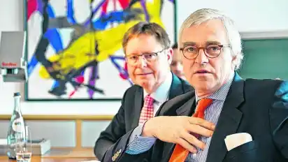 Hasso Nauck (rechts) mit dem Chef des neuen Hachez-Eigentümers: Jesper Møller vom dänischen Unternehmen Toms Gruppen.