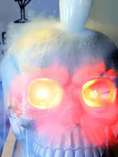 Den Ice-Chiller gibt es auch als Totenkopf mit Leuchteffekt.