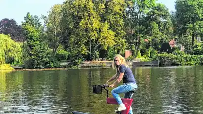 Martina Franken ist es mittlerweile gewohnt, mit ihrem Schiller-Bike die Attraktion auf der Alster zu sein. Nicht nur für Touristen.