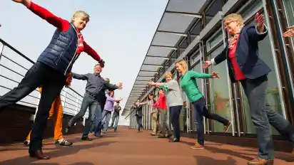 Auf dem Bürohausdach an der Falkenstraße: BGHW-Mitarbeiter machen Sport während der „bewegten Pause“.