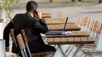 Wer von zuhause aus oder unterwegs arbeitet, ist zufriedener - so das Ergebnis einer IW-Studie.