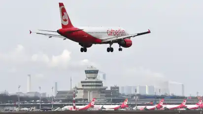 Anflug auf den Berliner Flughafen Tegel. Das Land prüft nach dem Insolvenzantrag nun Hilfsmöglichkeiten für die Mitarbeiter der Fluggesellschaft.