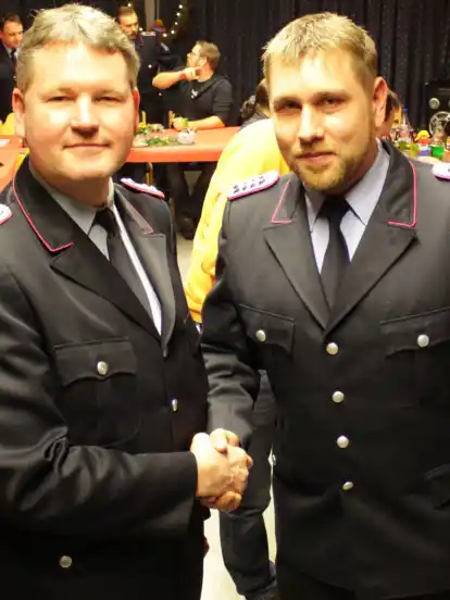 Marcus Sudmann (links) beglückwünscht seinen Nachfolger als Ortsbrandmeister in Hoope. Sebastian Schmeißer steigt damit an die Spitze des Ortskomandos auf und möchte die erfolgreiche Arbeit seines Vorgängers fortsetzen.