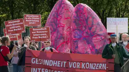 Mitglieder von Bündnis 90/Die Grünen und der Organisation Campact demonstrieren während des Diesel-Gipfels vor dem Bundeskanzleramt.