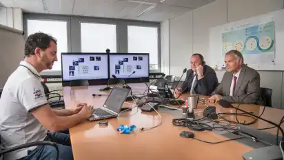 Maayan Windmuller(Produkt-Manager; von Links), Nils Ruhe, Produktionskoordinator der Ariane 5 in Bremen, und Ariane-Group Standortleiter Jens Lassmann betreuen den Start jeder Ariane-5-Rakete von Bremen aus. Sie bilden das Back-up für das Kontrollzentrum in Kourou.