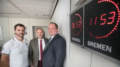 Maayan Windmuller (v.l.), Jens Lassmann und Nils Ruhe betreuen den Start der Ariane 5 von Bremen aus.