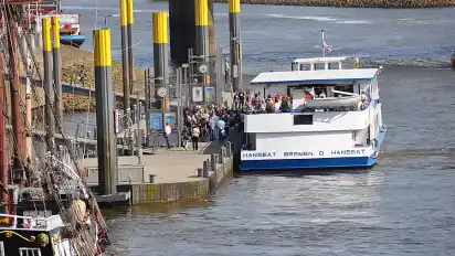 Die Weserfahrten in die stadtbremischen Häfen starten mehrmals am Tag am Martinianläger an der Schlachte.
