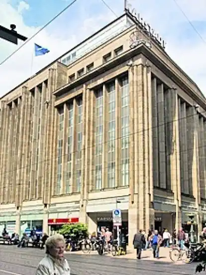 Wenn Ende August der Sanierungstarifvertrag für Karstadt ausläuft, muss die Warenhaus-Kette 50 Millionen Euro zusätzlich aufbringen.