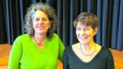 Heike Jeske (links), Fachbereichsleiterin Gesellschaftslehre an der IGS Osterholz-Scharmbeck, hat die Diskussion der Schüler mit der Juristin Gabriele Heinecke moderiert.