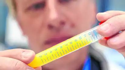 Geschäftsführer Ralf Strassemeyer mit einer Spermaprobe. Vor der Auslieferung wird sie akribisch geprüft.