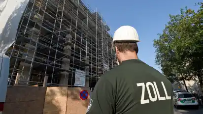 Das Hauptzollamt Bremen müsste mehr Betriebe auf Schwarzarbeit überprüfen, fordert die Gewerkschaft Bauen-Agrar-Umwelt.