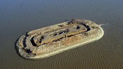 Die Luftaufnahme zeigt die Krater in der künstlichen Insel. Bald soll die alte Festungsanlage Langlütjen II Touristen lo