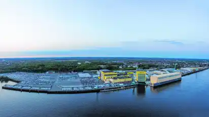 Das ehemalige Werftgelände des Vulkan in Bremen-Vegesack im Mai 2016: Hier baut die Lürssen-Werft heute Luxusjachten. Aber auch andere Unternehmen haben sich angesiedelt, etwa der Autologistiker Egerland und der Roboterhersteller Kuka.