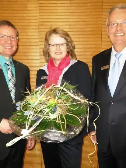 Gratulation für Rita Beck von Vorstandsmitglied Torsten Blietschau (links) sowie Betriebsbereichsleiter Heiner Brockob.