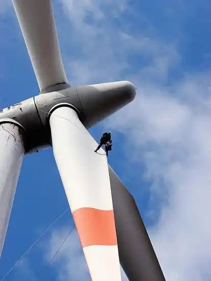Monteure der Deutschen Windtechnik arbeiten in großen Höhen. Die Bremer Firma will verstärkt alte gegen neue Anlagen aus