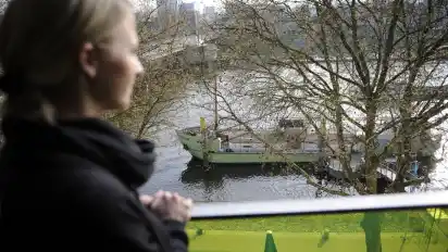 Das Hotel Überfluss hat 51 Zimmer, einige mit Blick auf die Weser und auf die MS Treue. Gäste beschweren sich über Partygänger, die sie aus dem Schlaf reißen.