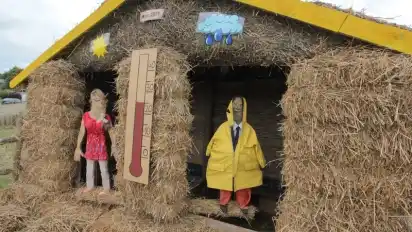 Das Wetterhäuschen nahe der Einfahrt zum Festplatz an der Mensingstraße wirbt für das 72. Erntefest in Buschhausen. Der "Regen-Mann" war einige Tage abwesend - Unbekannte haben die Figur entwendet und zerstört. Jetzt steht ein Ersatzmann an seiner Stelle.