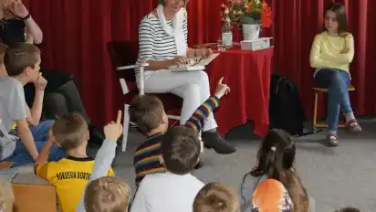 Begeisterte die Mädchen und Jungen der Grundschule in Wallhöfen mit Geschichten aus ihren neuen Kinderbüchern: Autorin und Schul-Namensgeberin Kirsten Boie. Sie schaute bei den Lese-Projekttagen extra vorbei. JHG·