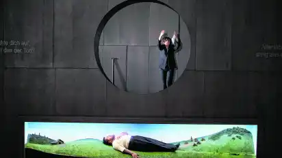 Das imposante Bühnenbild hat Klaus Grünberg geschaffen. Mittenmang: eine Szene mit Marysol Schalit (oben) und Luis Olivares Sandoval in Tatjana Gürbacas Lesart der Oper nach dem barocken Schelmenroman.