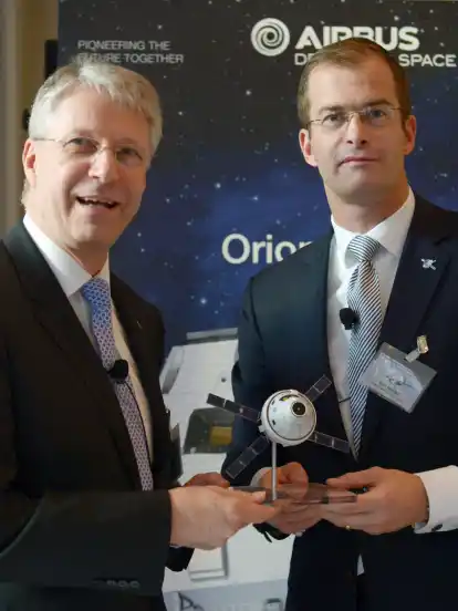 Bart Reijnen, hier rechts im Bild neben dem ESA-Direktor und ehemaligen Astronauten Thomas Reiter, ist der Leiter von Airbus Defence and Space in Bremen.