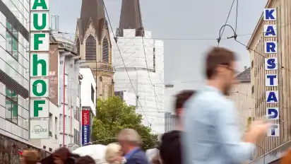 Die Filialen von Karstadt und Kaufhof liegen in vielen Städten in unmittelbarer Nähe zueinander - wie in Düsseldorf.