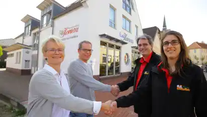 Hand drauf: Jutta und Jan Kornau (v. l.) besiegeln symbolisch die anstehende Übernahme mit Holger und Merle Orlamünde.