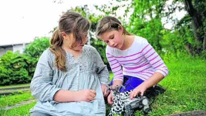 Für ihren Dalmatiner-Roboter erhielten Emily Bannas und Cathina Balitzki (v. li.) den ersten Preis in der Kategorie Freispiel.