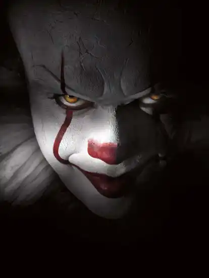 Bill Skarsgård wirkt als Pennywise in Stephen Kings "Es" in einigen Szenen fast kindlich-unschuldig.