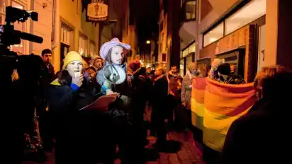 Protest vorm Presse-Club: Sophia Leonidakis, die für die Linken in der Bürgerschaft sitzt, gehörte zu den Demonstranten.