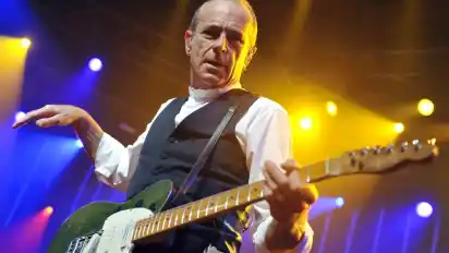 Frontmann Francis Rossi spielt mit neuen Mitgliedern der Gruppe Status Quo während der Ritterhuder Torfnacht.