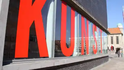 Zeichen der Verbundenheit: Skulpturen des bekannte Bildhauers Stephan Balkenhol sind außen an Kunsthalle und Kunstmuseum in Bremerhaven angebracht.