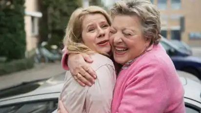 Typisch Helga Beimer: Schauspielerin Marie-Luise Marjan (r.) herzt in einer Szene der „Lindenstraße“ Kollegin Jacqueline Svilarov, die die Figur der Nina Zöllig spielt.