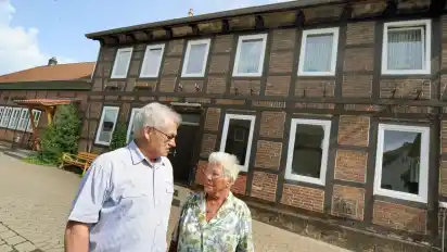Gespräch unter Nachbarn: Watenstedts Bürgermeister Karl-Heinz Schünemann und Anwohnerin Mariechen Speyer.