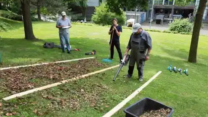 In einem Parcours haben die Produkttester der Zeitschrift «Selbst ist der Mann» (Ausgabe September 2018) und des Tüv Rheinlands Laubbläser mit Akkus auf die Probe gestellt. Foto: selbst ist der Mann, Ausgabe 9/2018